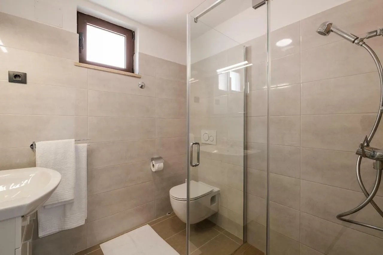 Apartments Lovric Pula 0*,
