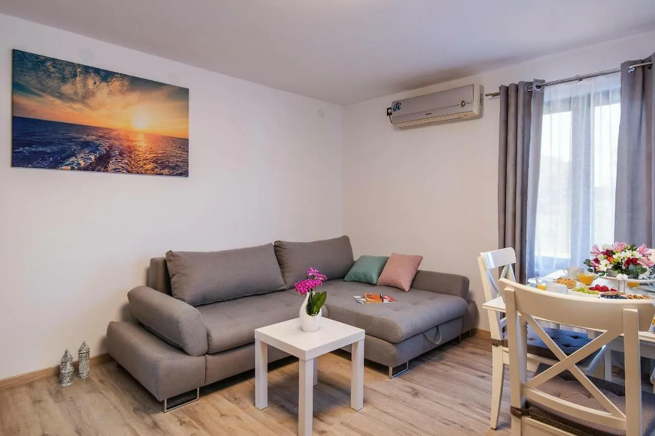 Apartments Lovric Pula 0*,
